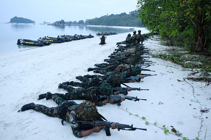 Prajurit Korps Marinir TNI AL berhasil menghancurkan instalasi radar musuh yang berada di Pantai Tanjung Kelayang Bangka Belitung.
