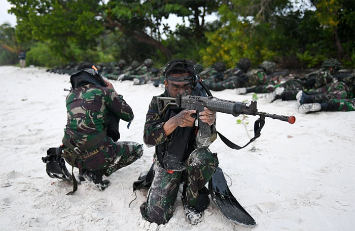 Prajurit Korps Marinir TNI AL berhasil menghancurkan instalasi radar musuh yang berada di Pantai Tanjung Kelayang Bangka Belitung.
