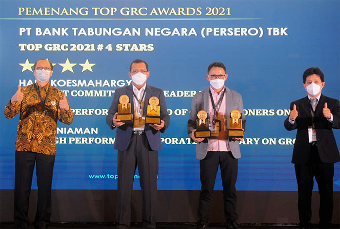 Direktur Utama PT Bank Tabungan Negara (Persero) Tbk Haru Koesmahargyo menerima penghargaan The Most Committed GRC Leader 2021 di Jakarta, Kamis (7/10/2021).