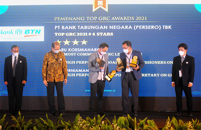 Direktur Utama PT Bank Tabungan Negara (Persero) Tbk Haru Koesmahargyo menerima penghargaan The Most Committed GRC Leader 2021 di Jakarta, Kamis (7/10/2021).
