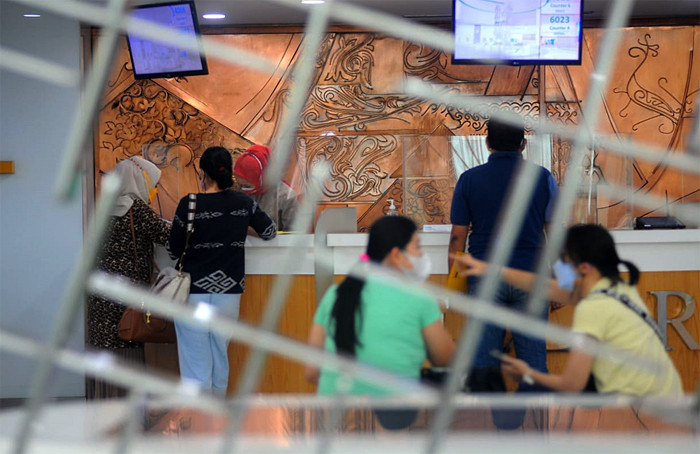 Nasabah PT Bank Tabungan Negara (Persero) Tbk sedang bertransaksi di salah satu kantor cabang di Jakarta, Kamis (7/10/2021).