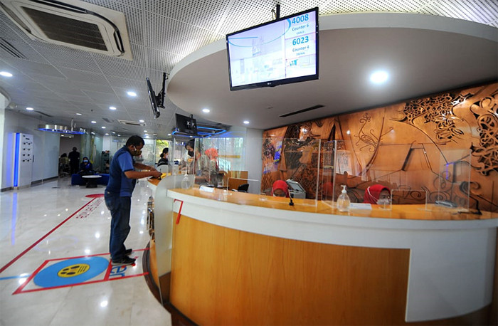 Nasabah PT Bank Tabungan Negara (Persero) Tbk sedang bertransaksi di salah satu kantor cabang di Jakarta, Kamis (7/10/2021).