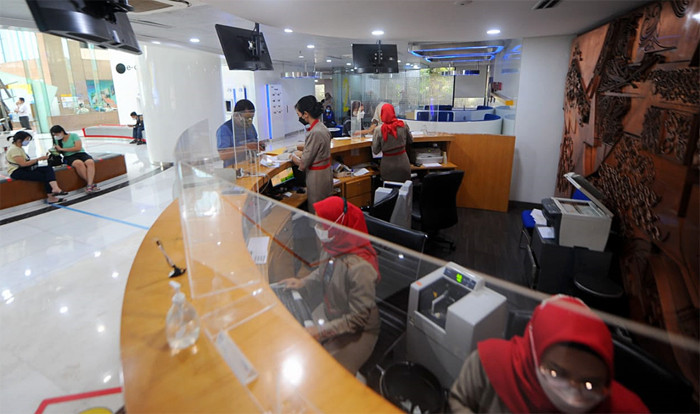 Nasabah PT Bank Tabungan Negara (Persero) Tbk sedang bertransaksi di salah satu kantor cabang di Jakarta, Kamis (7/10/2021).