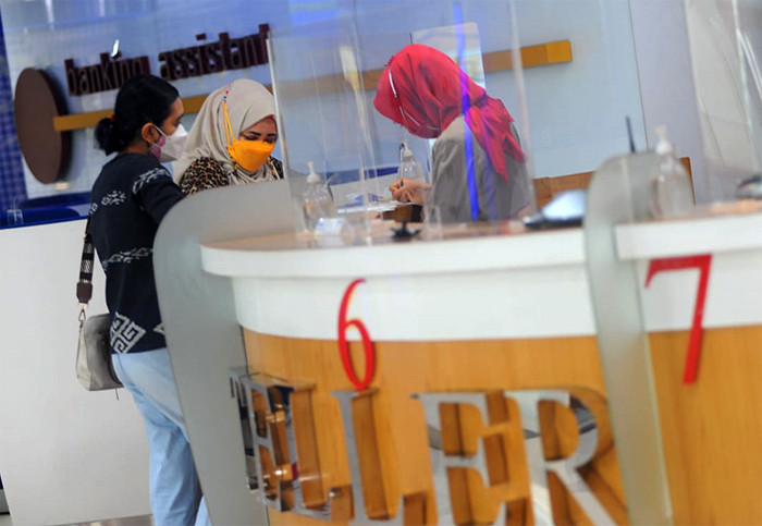 Nasabah PT Bank Tabungan Negara (Persero) Tbk sedang bertransaksi di salah satu kantor cabang di Jakarta, Kamis (7/10/2021).