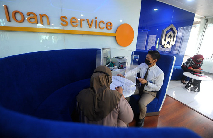 Nasabah PT Bank Tabungan Negara (Persero) Tbk sedang bertransaksi di salah satu kantor cabang di Jakarta, Kamis (7/10/2021).