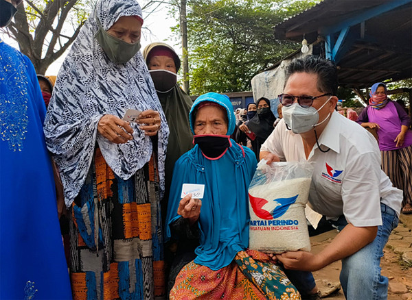 Ketua Bidang Sosial DPP Perindo Yerry Tawalujan memberikan paket sembako kepada Warga Bantar Gebang, Kamis (7/10/2021).