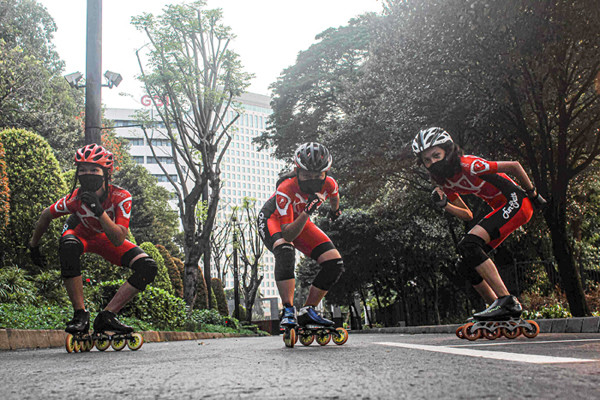 Anak-anak dari komunitas Funskate Inlineskate Club JKT tengah berlatih sepatu roda di kawasan Stadion Gelora Bung Karno, Jakarta Pusat, Jumat (8/10/2021).