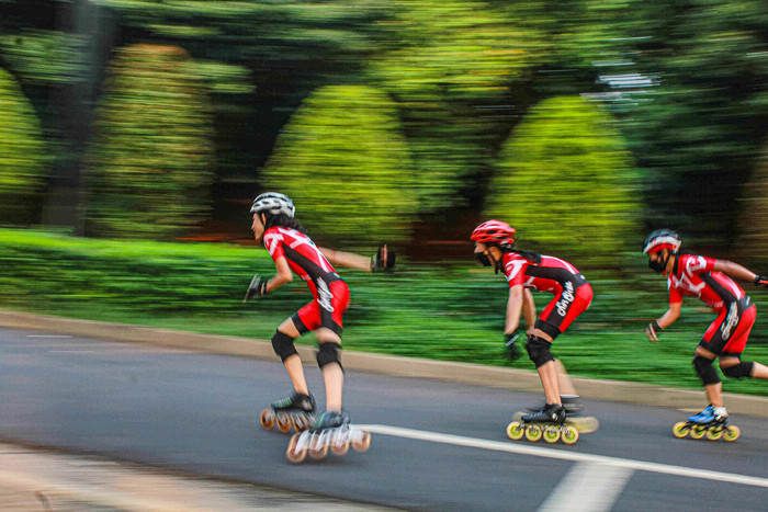 Anak-anak dari komunitas Funskate Inlineskate Club JKT tengah berlatih sepatu roda di kawasan Stadion Gelora Bung Karno, Jakarta Pusat, Jumat (8/10/2021).