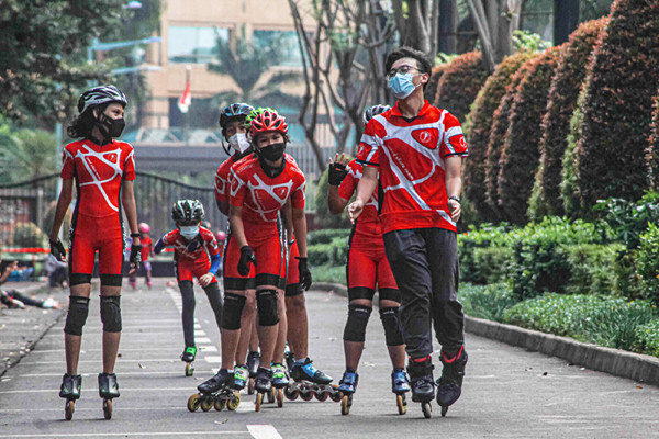 Anak-anak dari komunitas Funskate Inlineskate Club JKT tengah berlatih sepatu roda di kawasan Stadion Gelora Bung Karno, Jakarta Pusat, Jumat (8/10/2021).
