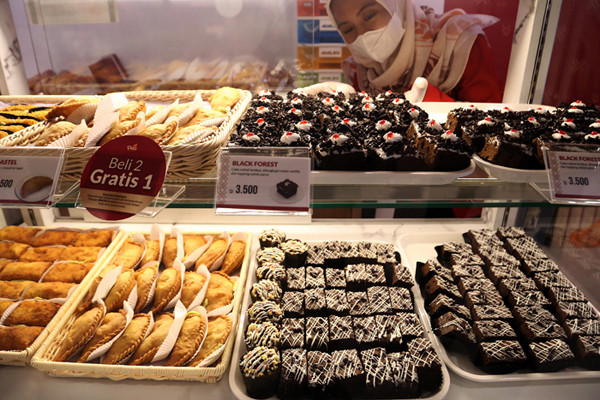 Pegawai menyiapkan produk di outlet Dea Bakery Kapas Krampung Surabaya, Jawa Timur, Jumat (8/10/2021).