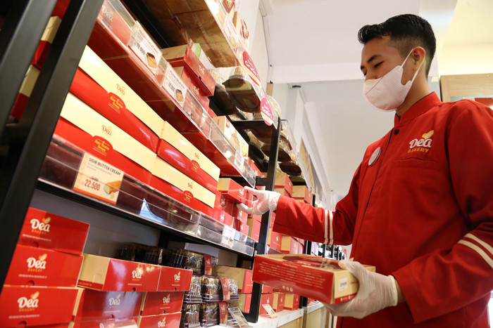 Pegawai menyiapkan produk di outlet Dea Bakery Kapas Krampung Surabaya, Jawa Timur, Jumat (8/10/2021).
