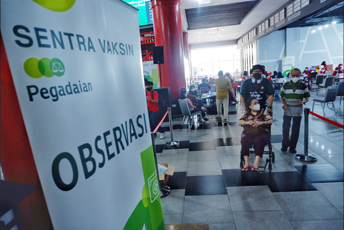 Warga mengikti vaksinasi Covid-19 di Mal Phinisi Point, Makassar, Jumat (8/10/2021).