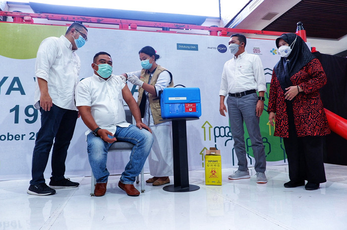 Warga mengikti vaksinasi Covid-19 di Mal Phinisi Point, Makassar, Jumat (8/10/2021).