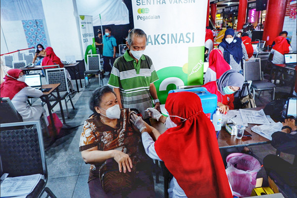 Warga mengikti vaksinasi Covid-19 di Mal Phinisi Point, Makassar, Jumat (8/10/2021).
