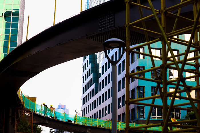 Pekerja sedang menyelesaikan pengerjaan jembatan revitalisasi JPO dengan konsep modern di Karet Sudirman, Jakarta Pusat, Jumat (8/10/2021).