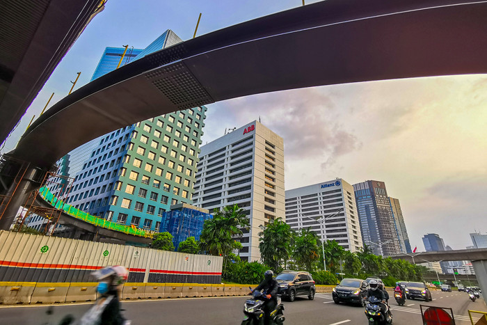 Pekerja sedang menyelesaikan pengerjaan jembatan revitalisasi JPO dengan konsep modern di Karet Sudirman, Jakarta Pusat, Jumat (8/10/2021).