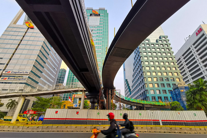 Pekerja sedang menyelesaikan pengerjaan jembatan revitalisasi JPO dengan konsep modern di Karet Sudirman, Jakarta Pusat, Jumat (8/10/2021).