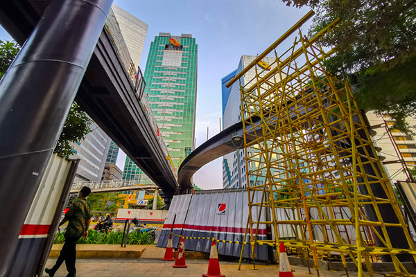 Pekerja sedang menyelesaikan pengerjaan jembatan revitalisasi JPO dengan konsep modern di Karet Sudirman, Jakarta Pusat, Jumat (8/10/2021).