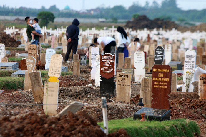 Warga melakukan ziarah kubur di pemakaman umum Covid 19, Rorotan, Cilincing, Jakarta Utara, Sabtu (9/10/2021).