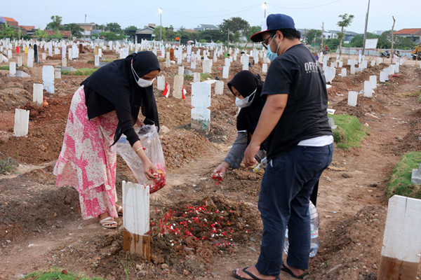 Warga melakukan ziarah kubur di pemakaman umum Covid 19, Rorotan, Cilincing, Jakarta Utara, Sabtu (9/10/2021).
