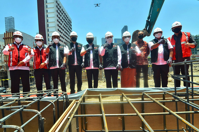 Peletakan batu pertama gedung baru Otoritas Jasa Keuangan (OJK) Kantor Regional 4 Provinsi Jawa Timur, di Surabaya, Sabtu (9/10/2021).