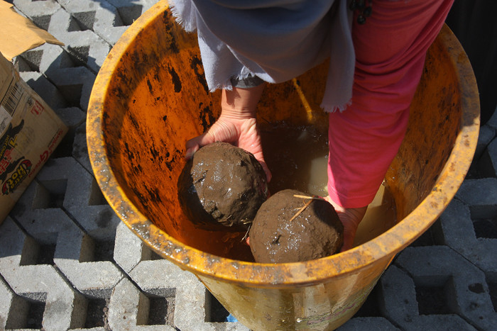 Sejumlah warga dari berbagai komunitas membuat taman ecobrick di samping Kantor DLH Kota Semarang, Jalan Tapak, Tugurejo, Jawa Tengah, Sabtu (9/10/2021).