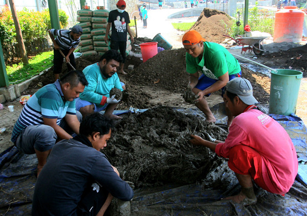 Sejumlah warga dari berbagai komunitas membuat taman ecobrick di samping Kantor DLH Kota Semarang, Jalan Tapak, Tugurejo, Jawa Tengah, Sabtu (9/10/2021).