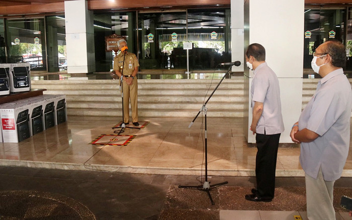 Gubernur Jateng Ganjar Pranowo menerima donasi 250 unit konsentrator oksigen di Kantor Gubernur Jawa Tengah, Semarang, Senin (11/10/2021).