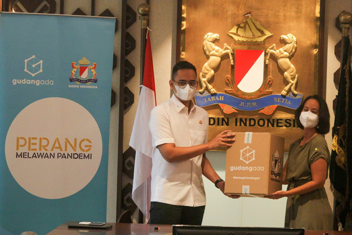Paket sembako ini akan didistribusikan pihak Kadin ke wilayah pulau Jawa yang dimulai dari Jawa Timur.