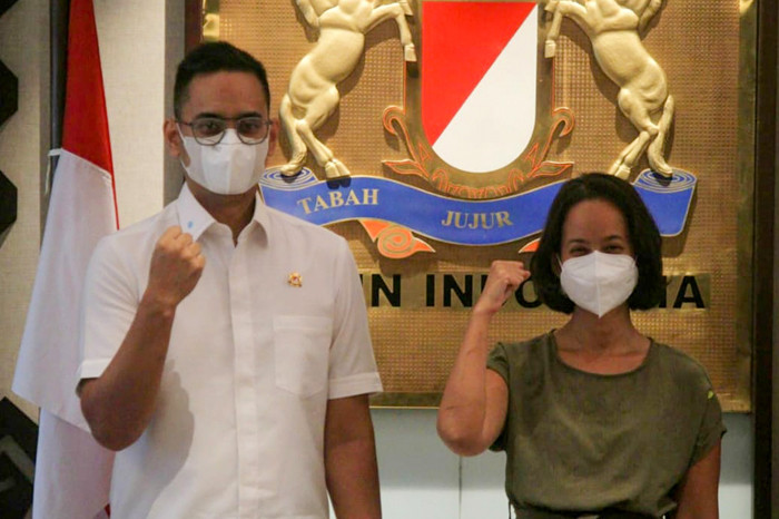 Paket sembako ini akan didistribusikan pihak Kadin ke wilayah pulau Jawa yang dimulai dari Jawa Timur.