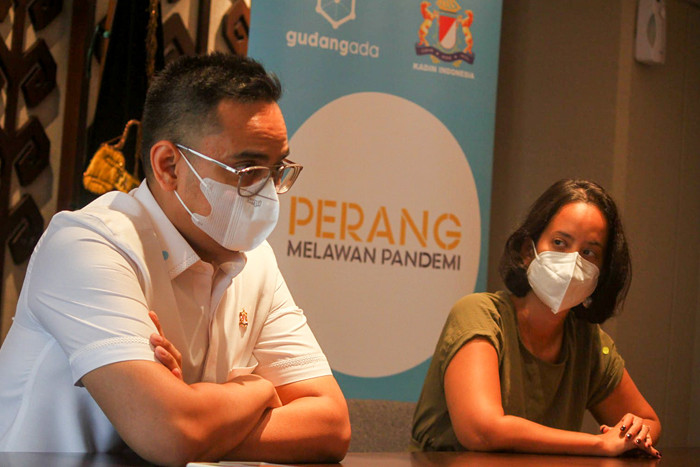 Paket sembako ini akan didistribusikan pihak Kadin ke wilayah pulau Jawa yang dimulai dari Jawa Timur.