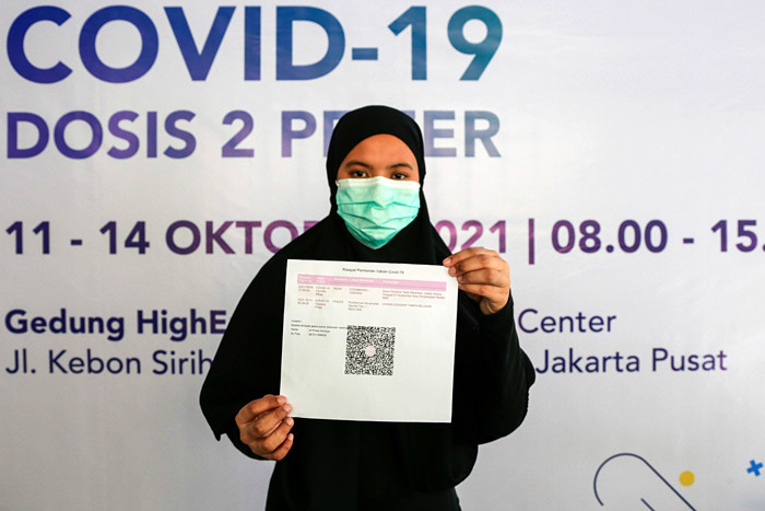 Vaksinator menyuntikkan vaksin Covid-19 jenis Pfizer kepada warga di Sentra Vaksinasi Dosis 2 MNC Peduli, MNC Center, Jakarta Pusat, Senin (11/10/2021).