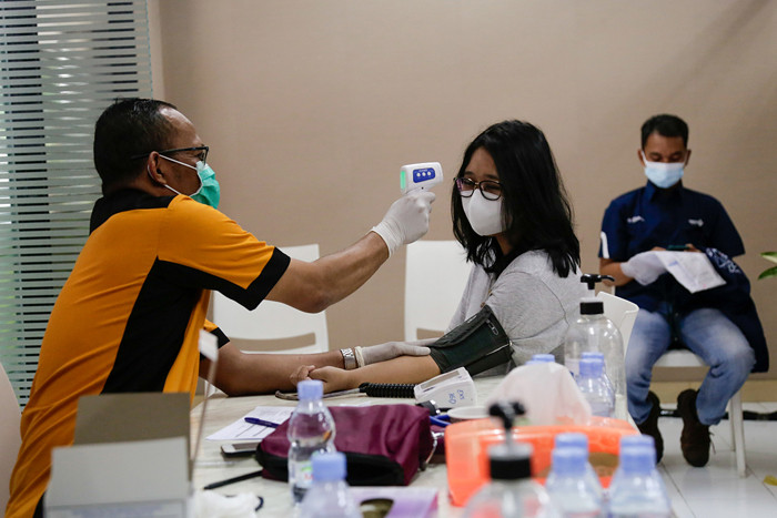 Vaksinator menyuntikkan vaksin Covid-19 jenis Pfizer kepada warga di Sentra Vaksinasi Dosis 2 MNC Peduli, MNC Center, Jakarta Pusat, Senin (11/10/2021).