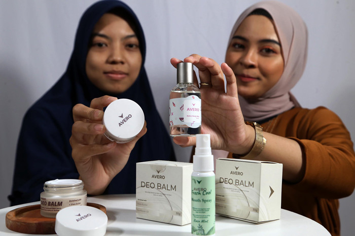 Pekerja mengemas produk Industri Kecil Menengah (IKM) berupa Deodorant dan Parfume di kantor agi CV Avero Indonesia di Surabaya, Jawa Timur, Senin (11/10/2021).