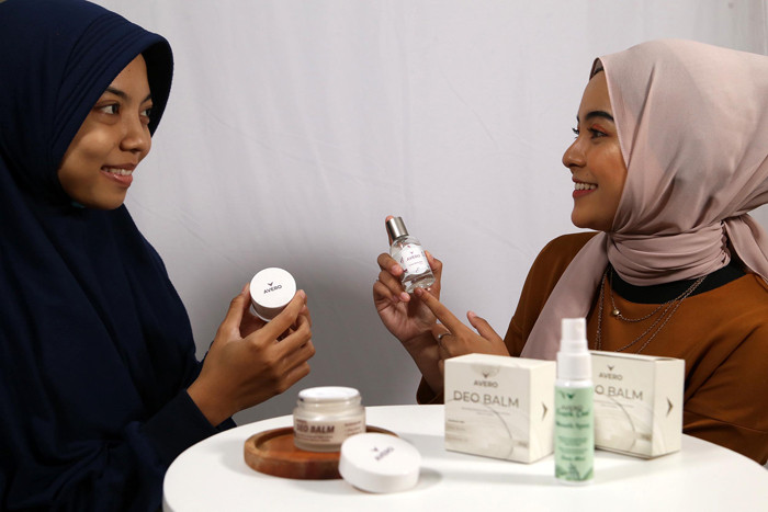Pekerja mengemas produk Industri Kecil Menengah (IKM) berupa Deodorant dan Parfume di kantor agi CV Avero Indonesia di Surabaya, Jawa Timur, Senin (11/10/2021).