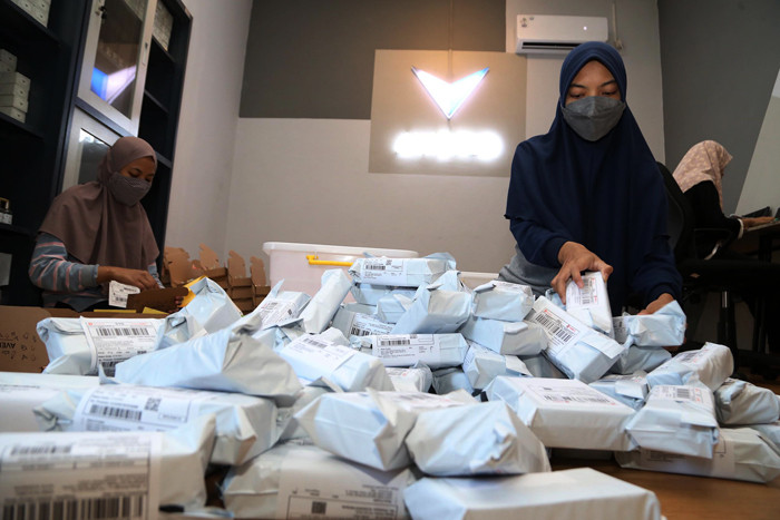 Pekerja mengemas produk Industri Kecil Menengah (IKM) berupa Deodorant dan Parfume di kantor agi CV Avero Indonesia di Surabaya, Jawa Timur, Senin (11/10/2021).