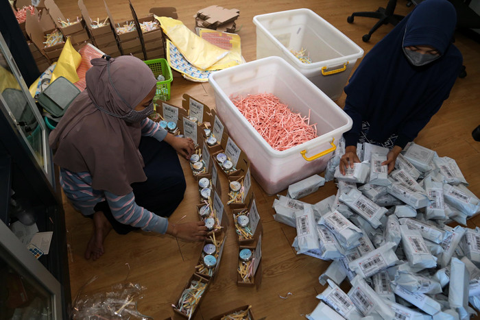 Pekerja mengemas produk Industri Kecil Menengah (IKM) berupa Deodorant dan Parfume di kantor agi CV Avero Indonesia di Surabaya, Jawa Timur, Senin (11/10/2021).