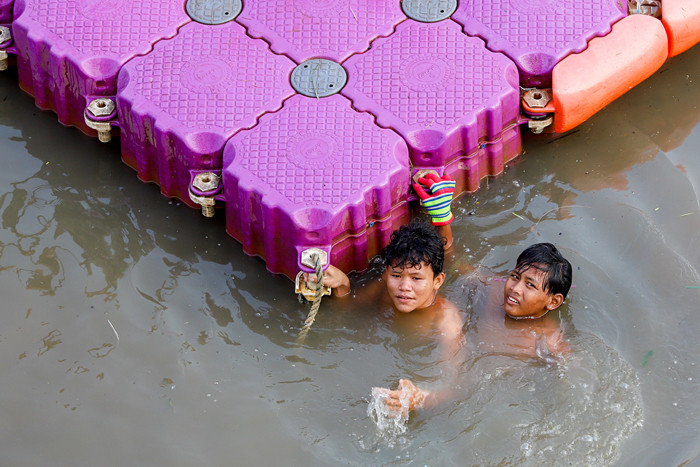 Anak-anak saat bermain menggunakan perahu gabus di Kali Ciliwung, Jakarta Pusat, Selasa (12/10/2021).