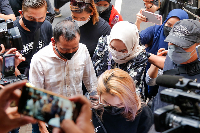 Abdul Rozak dan Umi Kalsum saat akan menjalani pemeriksaan di Polda Metro Jaya, Jakarta Selatan, Selasa (12/10/2021).