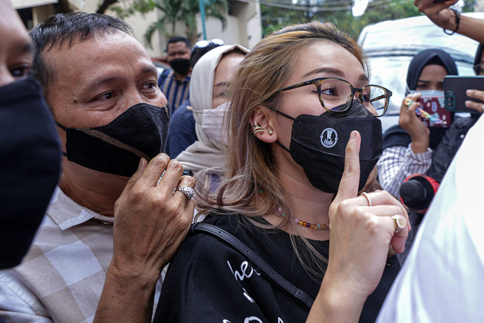 Abdul Rozak dan Umi Kalsum saat akan menjalani pemeriksaan di Polda Metro Jaya, Jakarta Selatan, Selasa (12/10/2021).