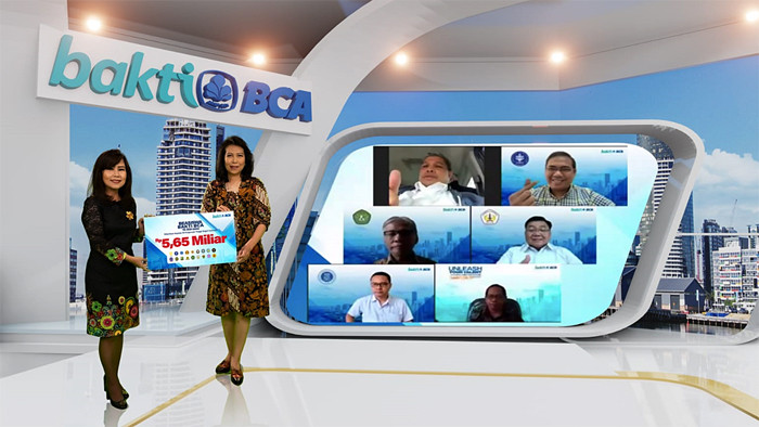 Direktur Human Capital BCA Lianawaty Suwono bersama EVP CSR BCA Inge Setiawati menyerahkan secara simbolis Donasi Bakti BCA kepada ke-18 pimpinan PTN.