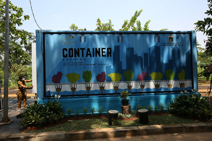 Petugas mengecek tanaman yang ditanam dengan menggunakan teknik hidroponik didalam container farming dan agro electrifying di Jakarta, Selasa (12/10/2021).