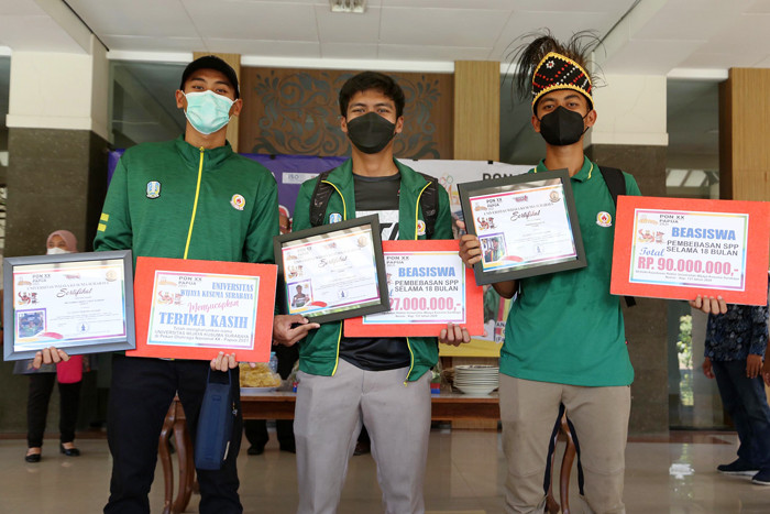 Setibanya di kampus untuk kembali menyelesaikan kuliah, kedua mahasiswa berprestasi tersebut disambut bak pahlawan oleh pengurus yayasan.