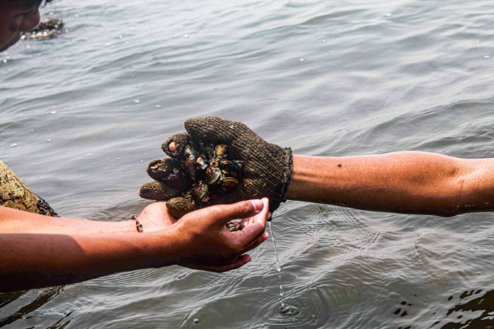Anak-anak sedang menyusuri kawasan Pelabuhan Kali Adem, Jakarta Utara, Selasa (12/10/2021).