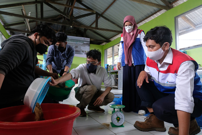 Proses pembuatan pakan sinbiotik untuk udang di Laboratorium Balai Riset dan Perikanan Budidaya Air Payau dan Penyuluhan Perikanan, Selasa (12/10/2021).