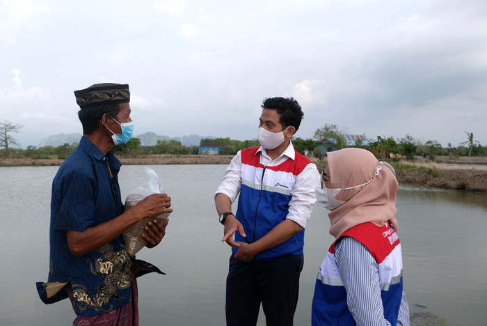 Proses pembuatan pakan sinbiotik untuk udang di Laboratorium Balai Riset dan Perikanan Budidaya Air Payau dan Penyuluhan Perikanan, Selasa (12/10/2021).