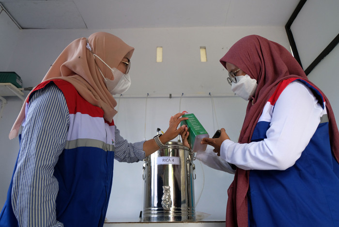Proses pembuatan pakan sinbiotik untuk udang di Laboratorium Balai Riset dan Perikanan Budidaya Air Payau dan Penyuluhan Perikanan, Selasa (12/10/2021).