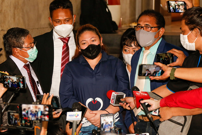 Putri Penyanyi Nia Daniaty, Olivia Nathania usai menjalani pemeriksaan di Polda Metro Jaya, Jakarta Selatan, Senin (11/10/2021).