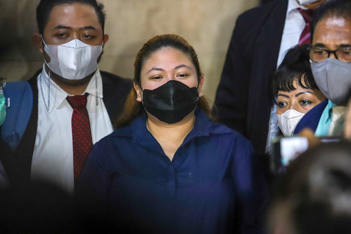 Putri Penyanyi Nia Daniaty, Olivia Nathania usai menjalani pemeriksaan di Polda Metro Jaya, Jakarta Selatan, Senin (11/10/2021).