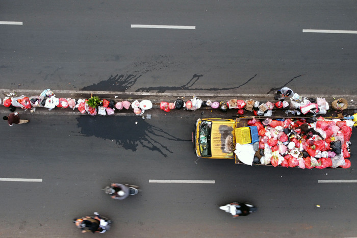 Foto drone pengendara motor berhenti dan membuang sampah ditengah Jalan Raden Fatah, Ciledug, Tangerang, Banten, Selasa (12/10/2021).